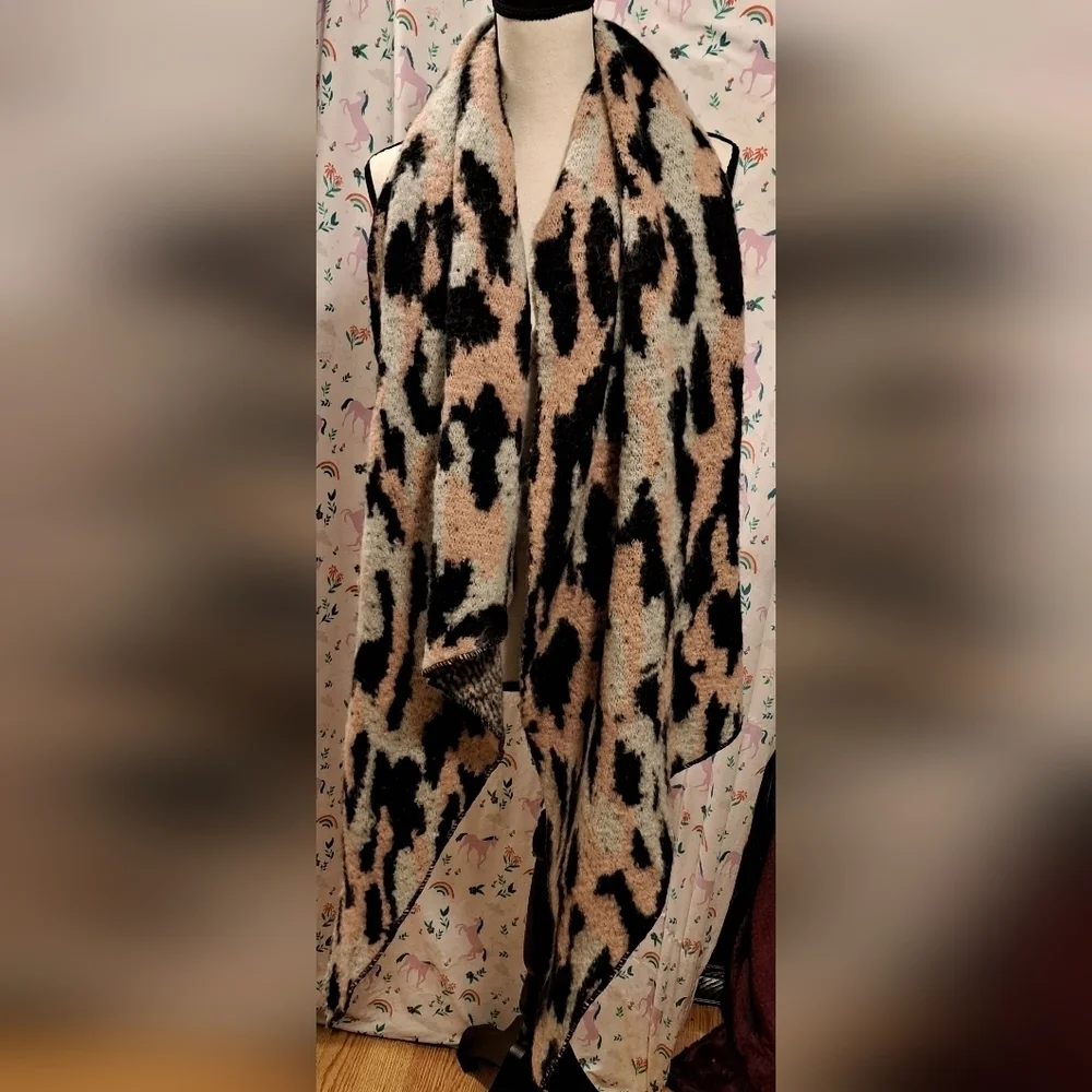 NWT Y2K Fadivo Pink & Black Leopard Fuzzy Reverse Asymetric Casual Winter Scarf